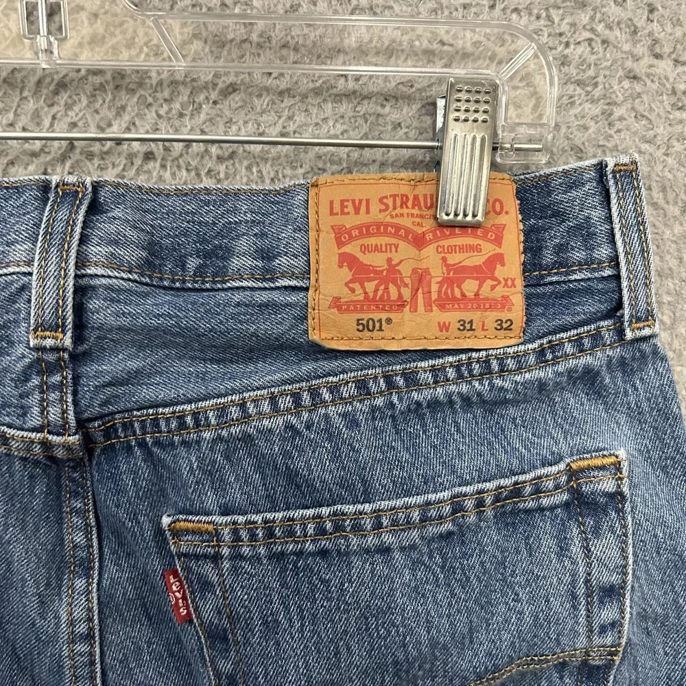 Levis Jeans Mens 31x32 Blue Denim 501 Straight Button Fly American Light Wash